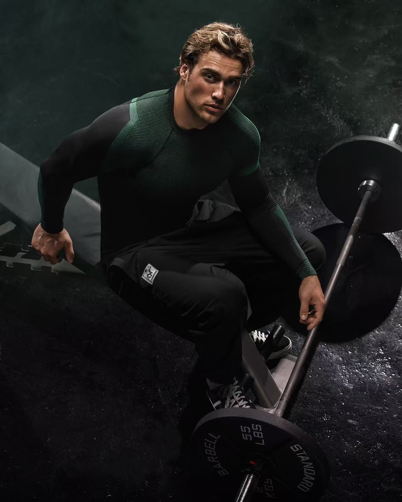 Formal long-sleeved shirt with loose fit and good breathability