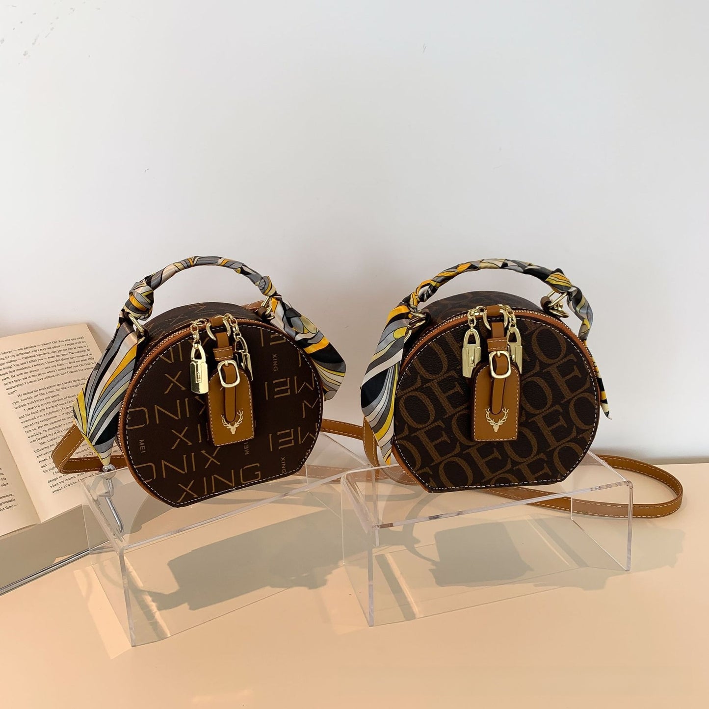 Round-shaped old-fashioned bag