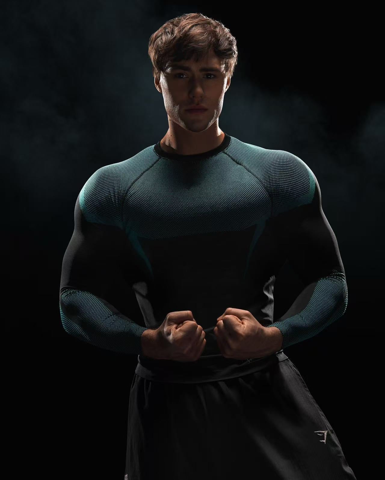 Formal long-sleeved shirt with loose fit and good breathability