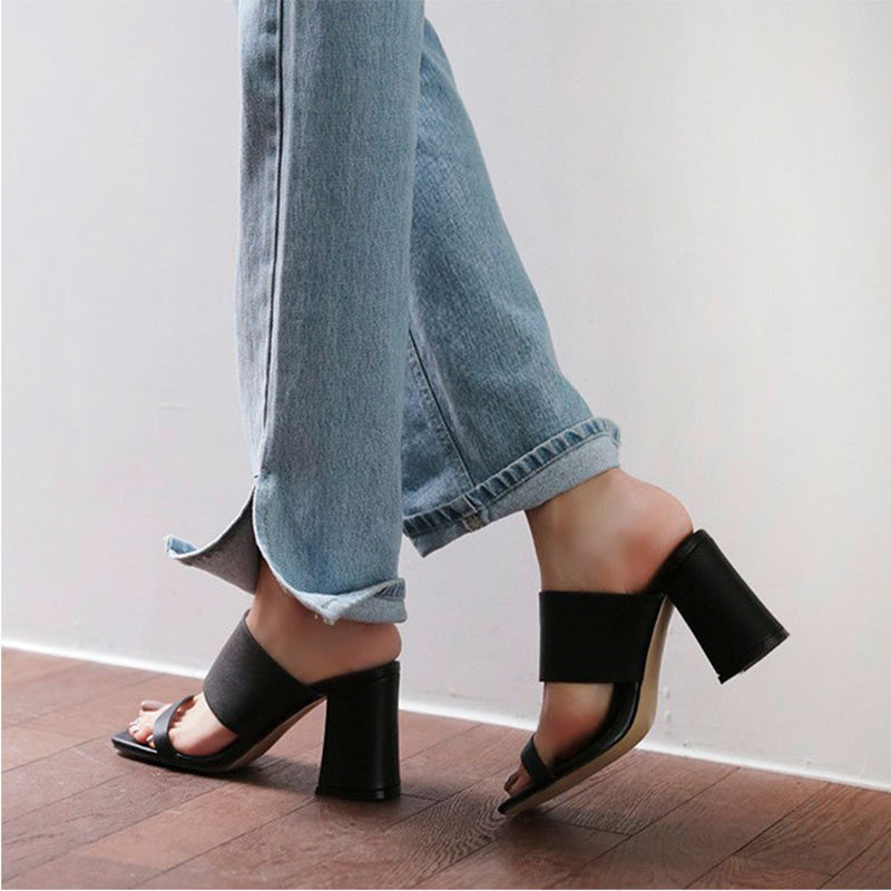 Thick-heeled black slippers for outdoor wear