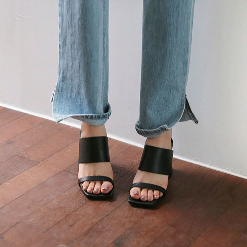 Thick-heeled black slippers for outdoor wear